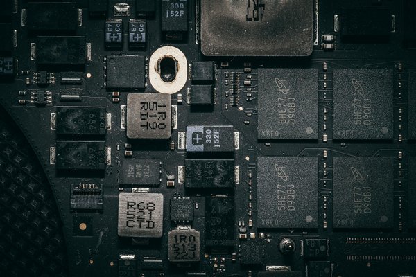 Comment optimiser un système de refroissement hybride pour des stations de travail CAD?