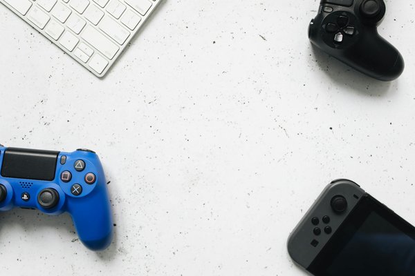 Comment configurer un cluster de serveurs pour une haute disponibilité des services?