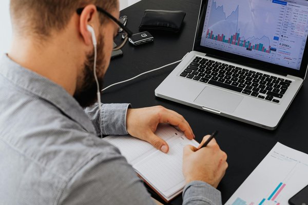 Quels sont les avantages des serveurs HCI pour les entreprises de taille moyenne?